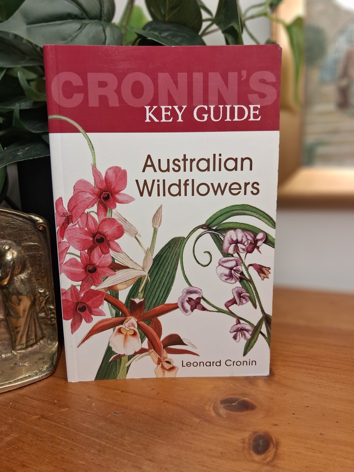 Cover of Cronin’s Key Guide: Australian Wildflowers by Leonard Cronin, a field guide to identifying Australian wildflowers.