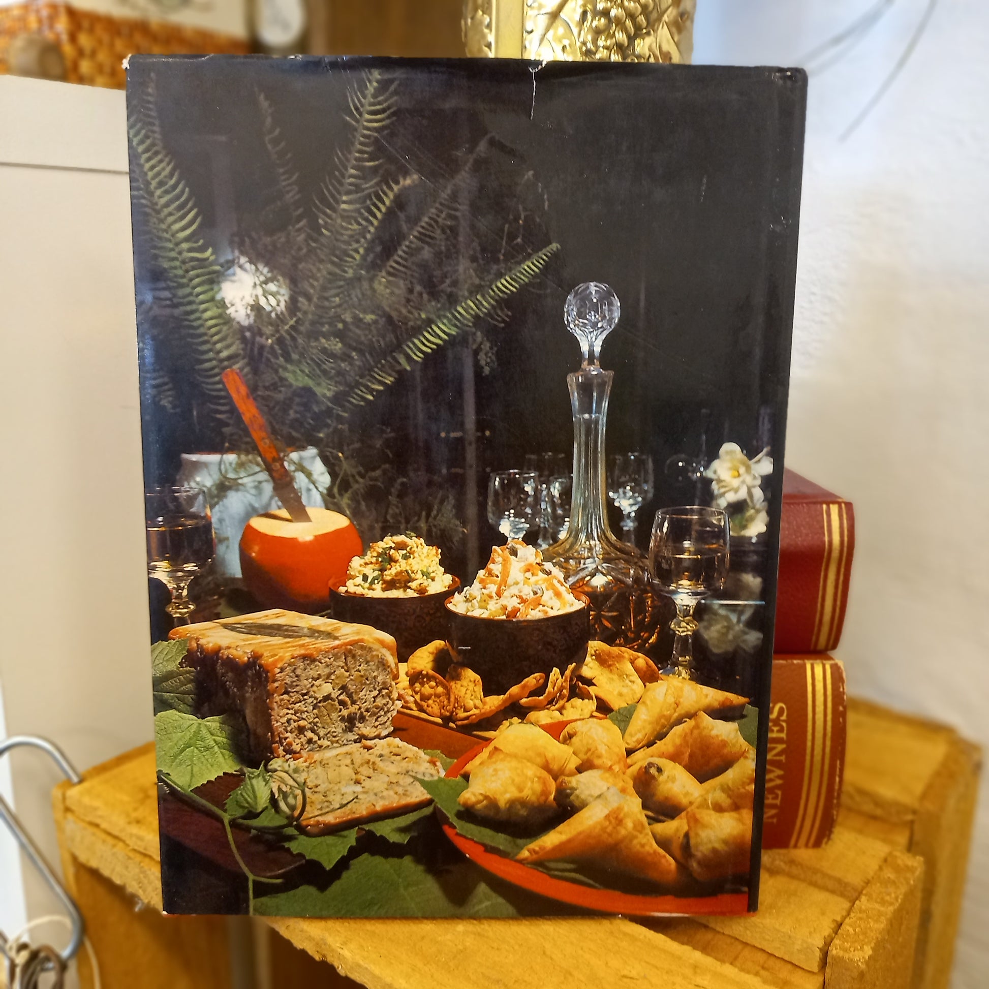 Entertaining with Margaret Fulton – Photography by Wal Easton (1971)-Cookbook / Entertaining-Tilbrook and Co