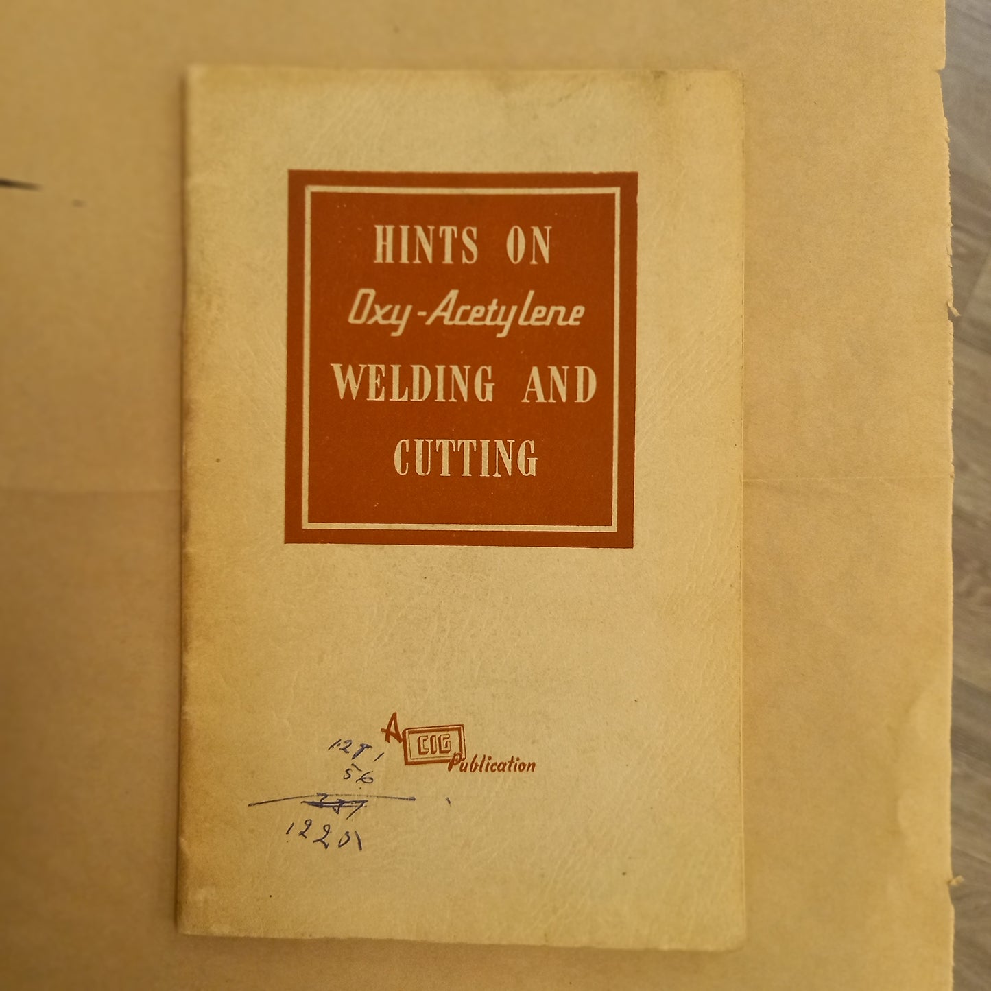 Hints on Oxy-Acteylene gas welding and cutting [Commonwealth Industrial Gases]-Book-Tilbrook and Co