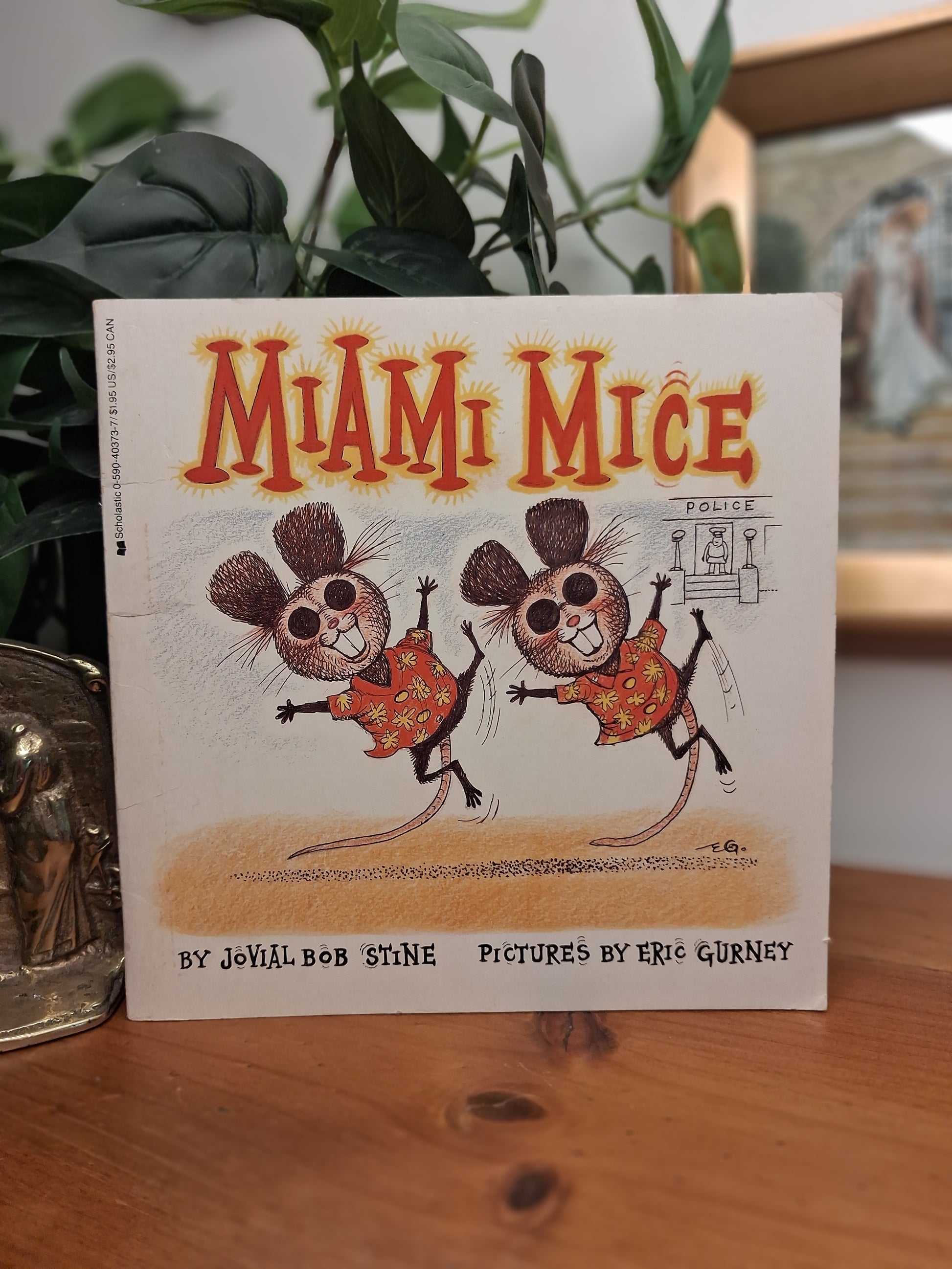 Front cover Miami Mice by Jovial Bob Stine with pictures by Eric Gurney, 1986 Scholastic paperback children’s book.